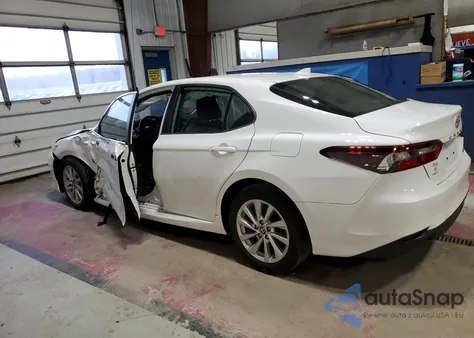 2021 Toyota Camry Le z USA, uszkodzony, nr VIN 4T1C11AK8MU524250